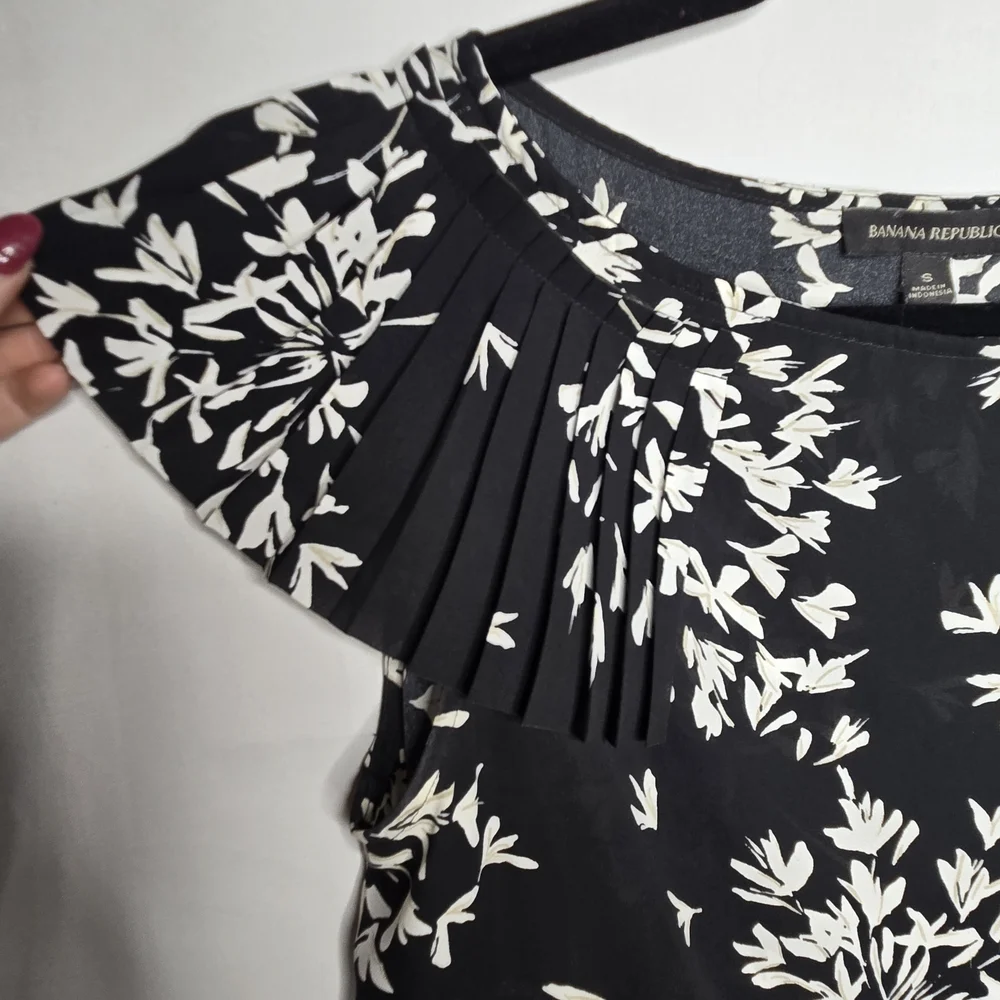 Banana Republic Black & White Pleated Floral Blouse Size S Business Casual Work - Picture 3 of 7